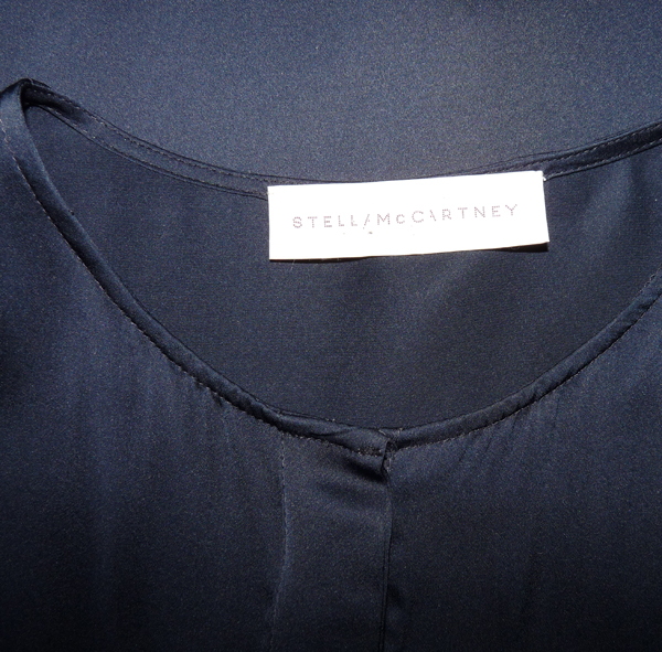 Haut En Soie Stella McCartney - Taille 12 - Couleur Gris Clair à Motifs Floraux - Manches Courtes Col Rond - Occasion Très Bon état