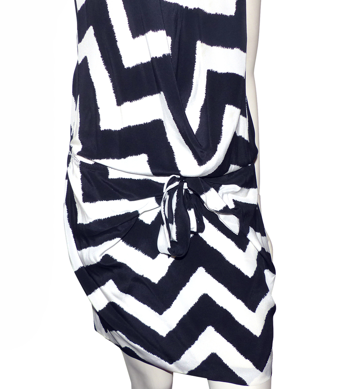 Robe Cocktail Noire Et Blanche Effet Soie - Marque Papaya, Taille 8